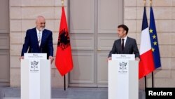Kryeministri i Shqipërisë, Edi Rama, dhe presidenti i Francës, Emmanuel Macron. Paris, 12 prill 2024. 