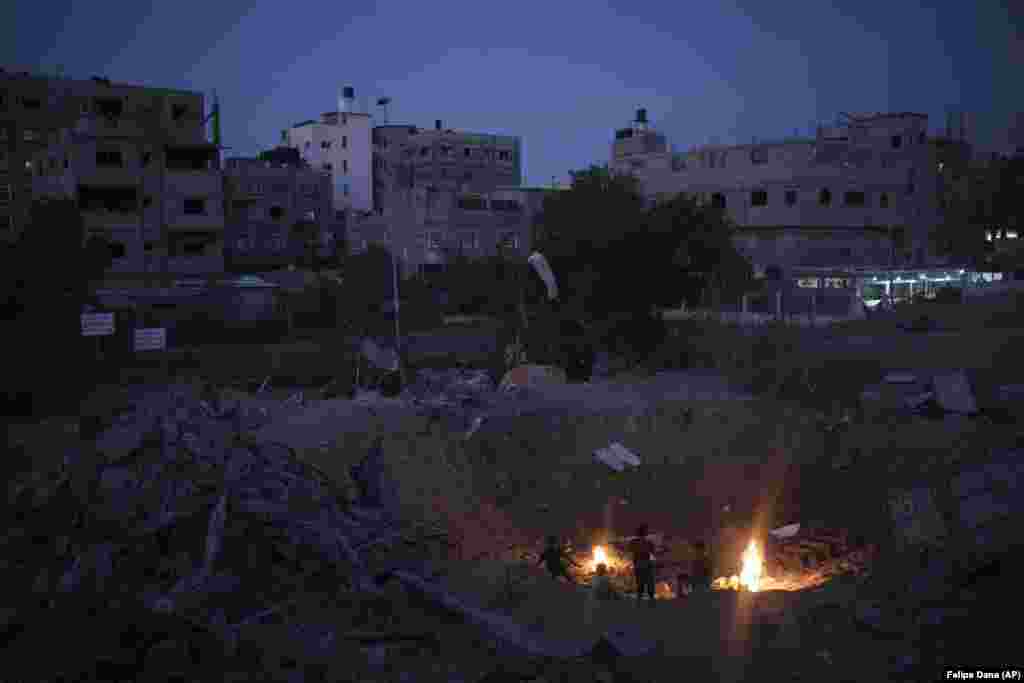 Дети собрались у костра рядом со своим разрушенным домом немного более чем через неделю после перемирия между главарями &laquo;Хамаса&raquo; и Израилем, 30 мая 2021 года, Бейт-Лагия на севере Сектора Газа