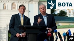 Senatorët amerikanë Richard Blumenthal dhe Lindsey Graham gjatë një konference për media të mbajtur në Kiev më herët gjatë këtij viti.

