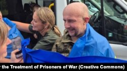 უკრაინაში დაბრუნებულთა შორისაა ჟურნალისტი დმიტრო ხილიუკი, რომელიც კიევის რეგიონში 2022 წლის მარტში გაიტაცეს. 2025 წლის 24 აგვისტო