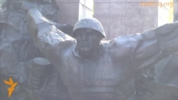 Споры вокруг советского мемориала в Алматы