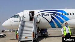 Një punonjës në Aeroportin Ndërkombëtar të Luksorit ec pranë një avioni të kompanisë egjiptian, EgyptAir, në Luksor, Egjipt. (Fotografi nga arkivi)