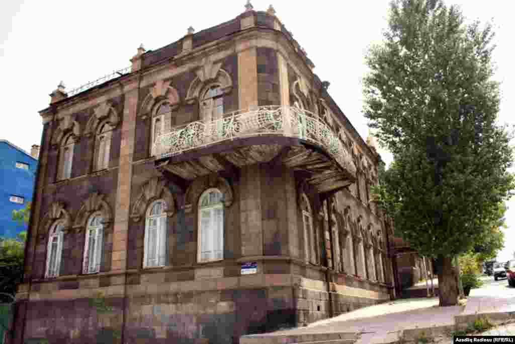 1878-ci il Balkan müharibəsindən ta 1920-ci ilə qədər bu əraziləri idarə edən Çar Rusiyası zamanı şəhərdə inşa edilmiş binalar.