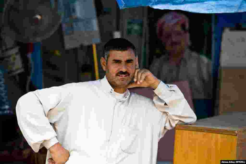 Ərbil bazarında xırdavat satıcısı.