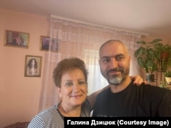 Галина Дзицюк зі старшим сином, братом Віктора. Фото з особистого архіву Галини Дзицюк