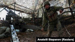 Українські військові ведуть вогонь по позиціях російських сил поблизу Покровська, Донецька область, жовтень 2025 року