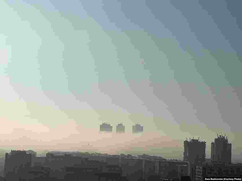 Граѓаните на социјалните мрежи објавуваат фотографии и видеа со коментари дека состојбата со загадувањето на Скопје, особено по последниот пожар на депонијата Дрисла, е крајно алармантна и дека „Скопје се разбудило покриено со сива магла“.