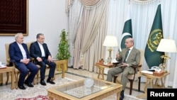 Прем’єр-міністр Пакистану Шехбаз Шаріф під час зустрічі з міністром закордонних справ Ірану Аббасом Аракчі в Ісламабаді, 25 квітня 2026 року