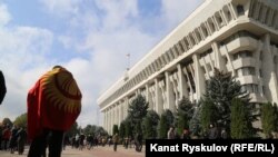 Центральна площа Бішкеку і будинок парламенту Киргизстану після протестів (фотогалерея)