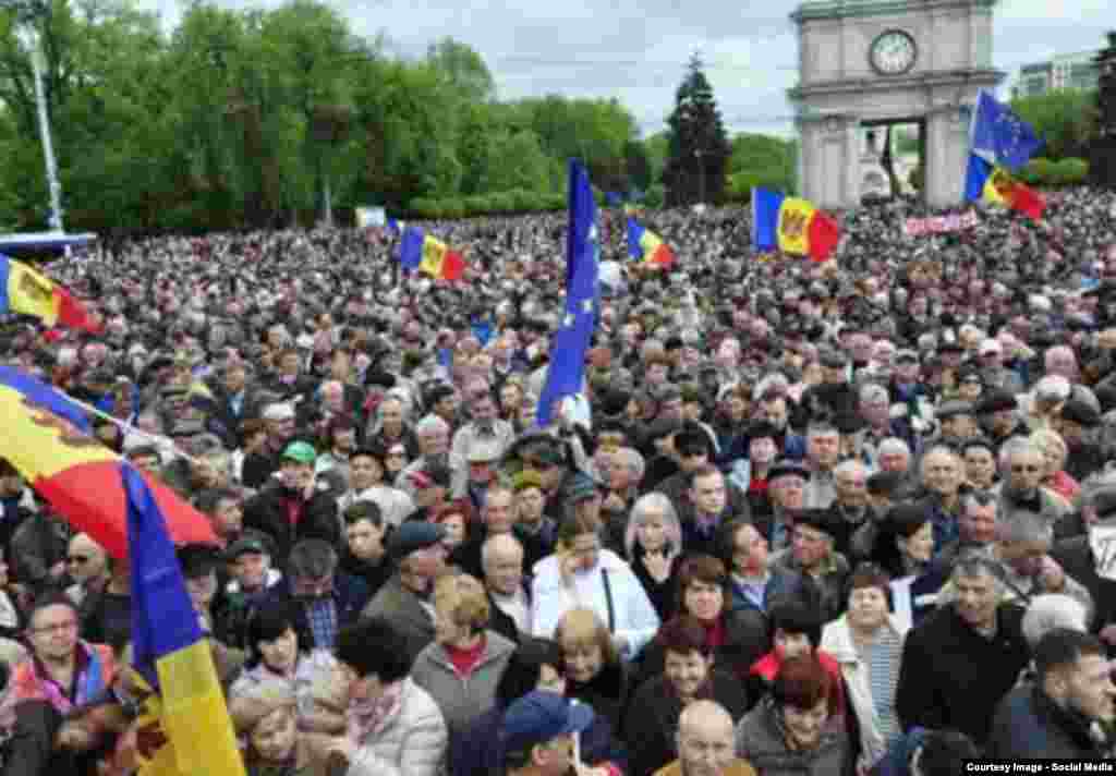 Кишиневтің орталығындағы Ұлы Ұлттық жиналыс алаңына жиналған мыңдаған адам биліктегі коррупцияны айыптап, мемлекеттік институттарды реформалау қажеттігін айтты.