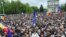 Кишиневтің орталығындағы Ұлы Ұлттық жиналыс алаңына жиналған мыңдаған адам биліктегі коррупцияны айыптап, мемлекеттік институттарды реформалау қажеттігін айтты.