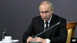 Putin a încercat să deghizeze invazia Ucrainei drept o „operațiune militară specială”, care ar fi avut ca scop protejarea minorității ruse.