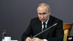 Președintele rus Vladimir Putin vorbind veteranilor cu ocazia împlinirii a 80 de ani de la asediul de la Leningrad, Sankt Petersburg, 18 ianuarie 2022.