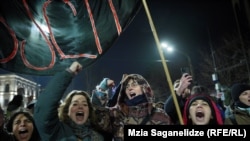 Protest in Georgia demanding new election and the release of unjustly detained.