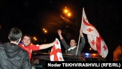 Грузинские болельщики празднуют победу сборной Грузии над футболистами Хорватии