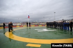 Президент Росії Володимир Путін бере участь у церемонії підняття прапора на новому дизель-електричному криголамі «Віктор Черномирдін» у Санкт-Петербурзі, 3 листопада 2020 року
