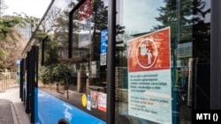 A BKK 178-as autóbusza a Naphegy téri végállomáson 2021. március 29-én. A járvány miatt március 29-től átmenetileg nem nyitották ki az első ajtót az autóbuszokon és a trolibuszokon, a járművek első részét kordonnal zárták le