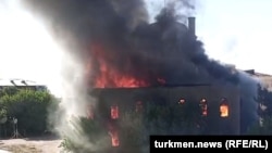 Türkmenabat. 19-njy asyrda eýranly ussalar tarapyndan gurlan we sowet döwründe muzeý hökmünde ulanylan şaýy metjidiniň ot alan binasy. 