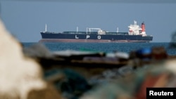 یک نفتکش گاز مایع که به‌دلیل مسدود بودن تنگه هرمز در لنگرگاهی در شناص عمان لنگر انداخته است
