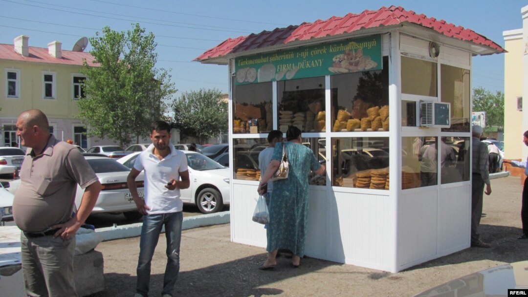  People buy bread in the eastern Turkmen city of Turkmenabat. 