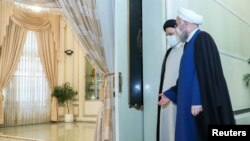 دیدار حسن روحانی با ابراهیم رئیسی یک روز پس از انتخابات ریاست‌جمهوری ۱۴۰۰
