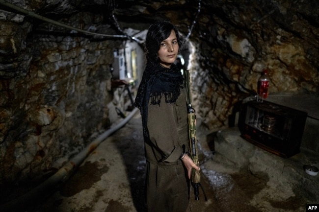Një luftëtare kurde iraniane e fotografuar në një tunel në Irak, pranë kufirit me Iranin, më 8 mars.
