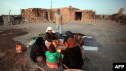 خانواده ای در روستای چاه قنبر پس از زمین لرزه