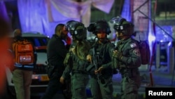 Сотрудники израильских сил безопасности на месте теракта в Иерусалиме