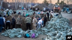 Local residents and volunteers prepare sandbags to strengthen flood defenses in Ishim in Russia's Tyumen region on April 21. 