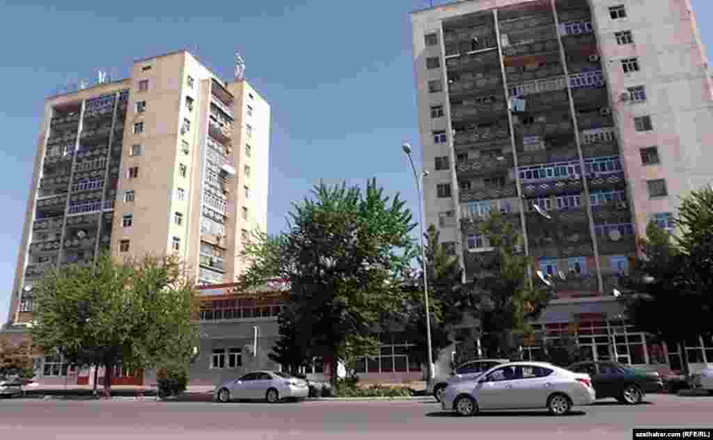 Mary şäherinde bary-ýogy iki sany 12 gatly bina bar, olar Mollanepes köçesinde ýerleşýär. &nbsp;