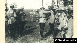 Regele Ferdinand decorînd militari români (Foto: prin curtoazia Muzeului Național de Istorie a României)