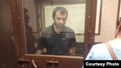 Timur Kishukov în timpul unei audieri dintr-o sală de judecată din Rusia.