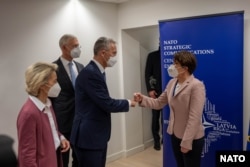 Liderii NATO și UE au vizitat Centrul de Excelenţă pentru Comunicare Strategică al NATO din Riga.