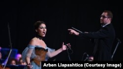 Sopranoja Zana Abazi-Ramadani dhe dirigjenti Edon Ramadani gjatë koncertit të parë inaugurues të Operës së Kosovës. Koncerti u mbajt në sallën e sportit të Pallatit të Rinisë më 1 nëntor 2021. 