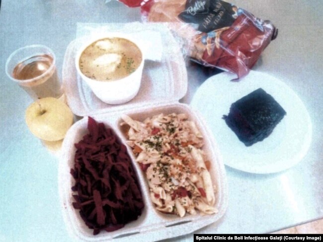 Prânz oferit bolnavilor din Galați: Pâine, ceai, supă de găluște, pepene cu carne tocată, sfeclă roșie, negresă și mere.
