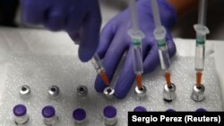 Një punëtor shëndetësor përgatit për administrim dozat e vaksinës Pfizer. Madrid, 24 nëntor 2021. 