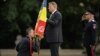 Klaus Iohannis l-a avansat în grad și pe șeful ISU, Paul Iamandi (cel din dreapta imaginii). Acesta este doar unul dintre militarii români care au primit o stea în plus la gradul de general. 