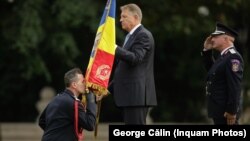 Klaus Iohannis l-a avansat în grad și pe șeful ISU, Paul Iamandi (cel din dreapta imaginii). Acesta este doar unul dintre militarii români care au primit o stea în plus la gradul de general. 