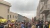 Građani Loznice izašli su ispred zgrade Opštine Loznica, u ponedeljak, 29. novembra, sa zahtevom da predaju peticiju sa više od 5.000 potpisa za povlačenje kojim se predviđa izgradnja rudnika litijuma kompanije "Rio Tinto".