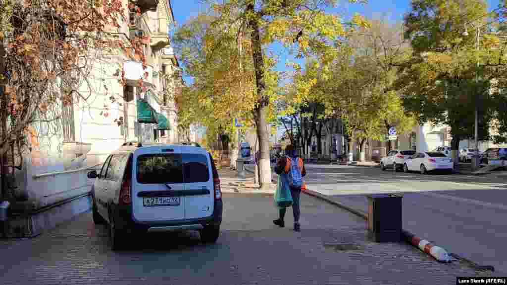 На улице Ленина тоже паркуют автомобили на тротуаре
