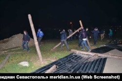 Снос активистами забора стройки рядом с севастопольской гимназией №10, 4 ноября 2013 года