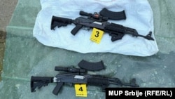 Deo vatrenog oružja zaplenjenog u akciji policije u selu Konjuh, kod Kruševca, u centralnoj Srbiji, 29. januar 2026.