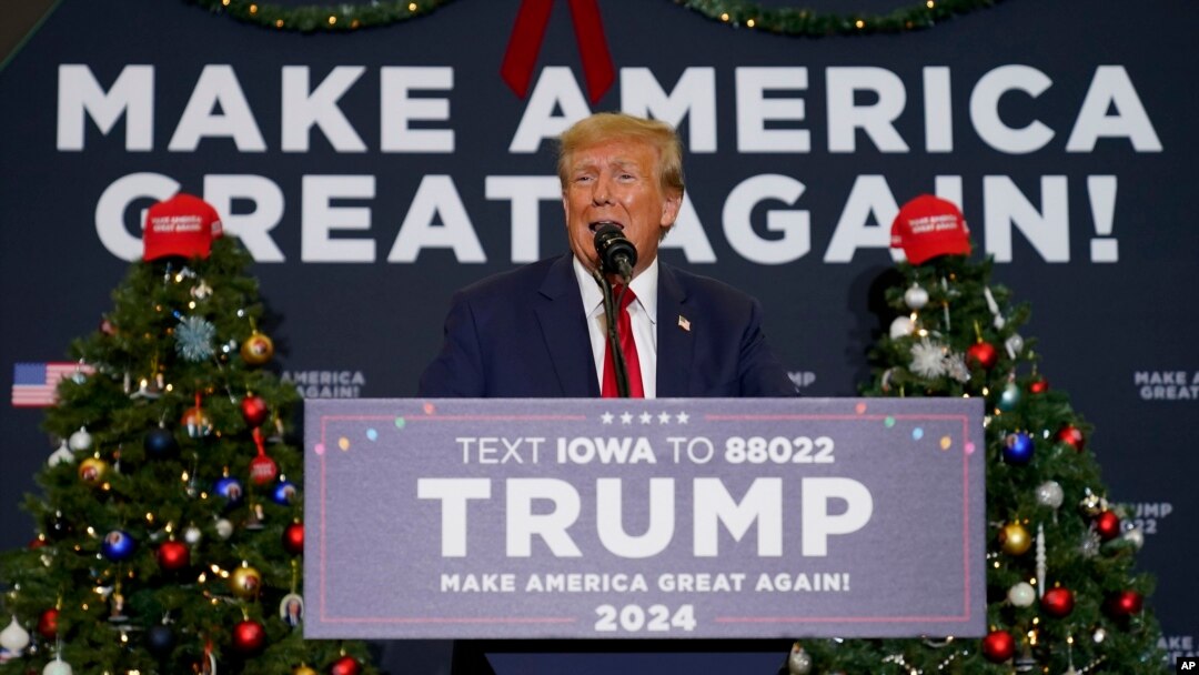 Fostul președinte Donald Trump vorbește în timpul unui miting de campanie în Iowa. 19 decembrie 2023.