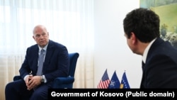 Ambasadori amerikan në NATO, Matthew Whitaker, gjatë takimit me kryeministrin e Kosovës, Albin Kurti. 