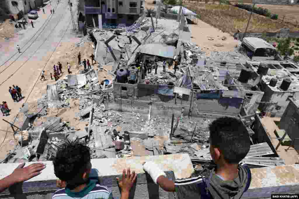 Palestinezët inspektojnë shtëpinë e tyre, pasi ajo është shkatërruar nga një sulm ajror izraelit, në qytetin e Rafës, në jug të Rripit të Gazës, më 16 maj 2021. Sulmet izraelite kanë vrarë 33 palestinezë në Rripin e Gazës, shifra më e lartë ditore e vdekjeve që prej nisjes së luftimeve, gati një javë më parë.