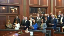 Deputetët e LDK-së duke bërë betimin gjatë seancës së 6 gushtit.