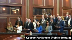 Deputetët e LDK-së duke bërë betimin gjatë seancës së 6 gushtit.