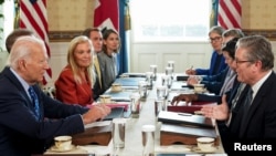 Președintele american Joe Biden discută cu premierul britanic Keir Starmer, în timpul unei întâlniri care a avut loc pe 13 septembrie, la Washington. 