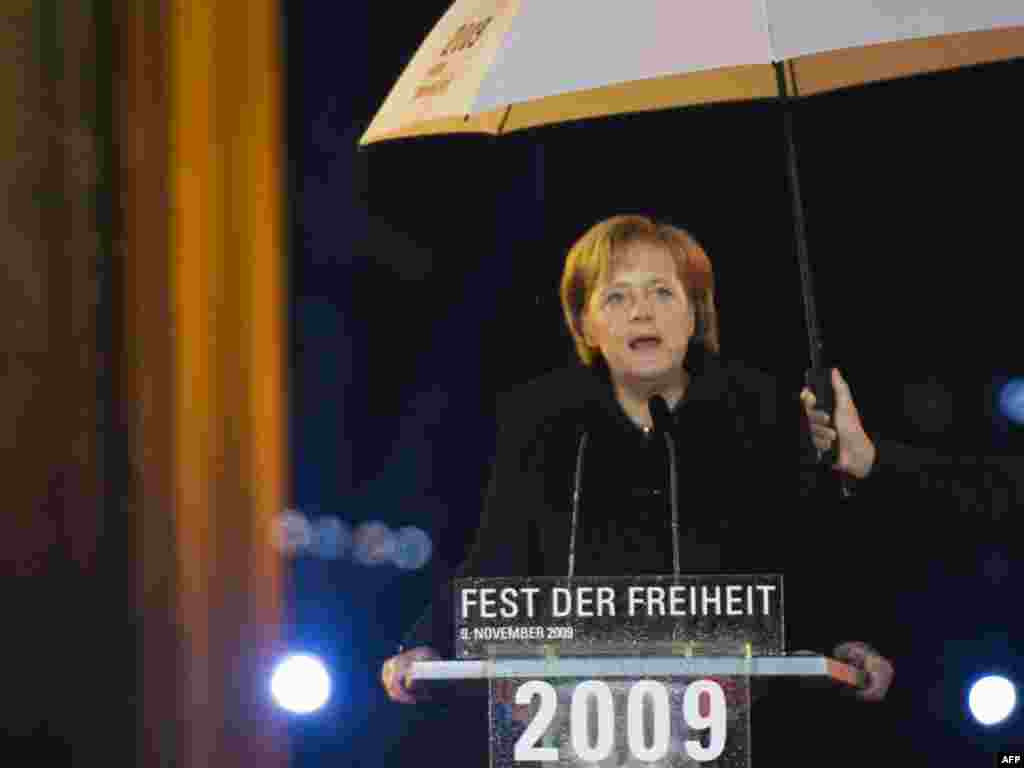 Germaniýanyň kansleri Merkel: "Berlin diwarynyň ýykylmagy Sowuk söweşiň tamamlanandygyny aňladýardy.”