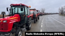 Poljoprivrednici traktorima blokiraju deo puta kod mesta Kisač, 15. februar 2026. 